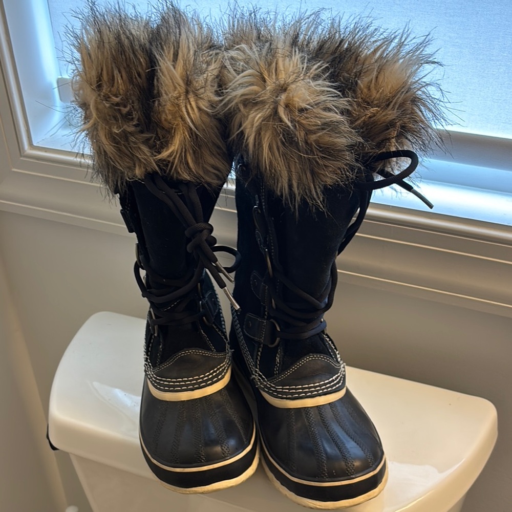 Sorel Black and Tan Lace Up Boots with Faux Fur Trim - Picture 2 of 4